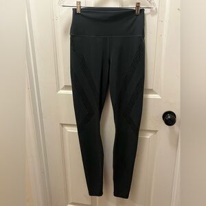 🧘🏽‍♀️LIKE NEW Alo Yoga High Waist Striped Vapor Leggings - Gray/Black - Medium